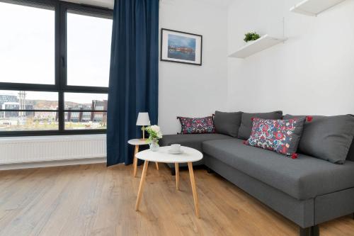 Modern Apartment with Historic Shipyard Views and Parking by Noclegi Renters