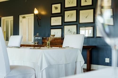 阿多RiverBend Lodge的客房内的白色桌子和白色椅子