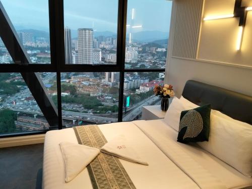 En eller flere senge i et værelse på Hospitality Service Suites Scarlitz KLCC