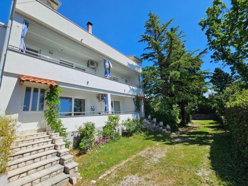 ZYMPRESSE NV 1 Apartment with sea view, 70m from the beach
