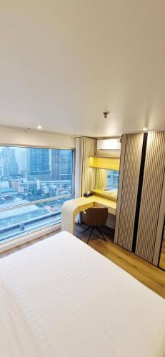 Postel nebo postele na pokoji v ubytování Your Urban Oasis in the Heart of Sukhumvit