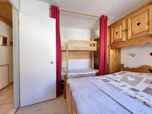 een slaapkamer met een bed en een stapelbed bij SO206 Grand 2 pieces style chalet Les Menuires in Les Menuires