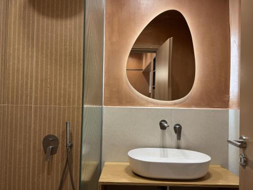 パノルモス・レティムノにあるPhiloxenia Apartmentsの洗面台と鏡のあるバスルーム