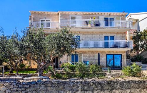 Το κτήριο όπου στεγάζεται  το διαμέρισμα