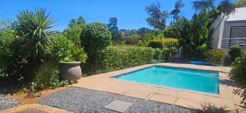 una piscina frente a una casa en Fair View, en Somerset West