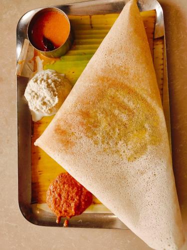 un plato con un burrito y otros alimentos encima en UPAR Hotels Brookefield, en Bangalore