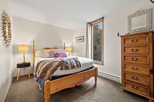 Ένα ή περισσότερα κρεβάτια σε δωμάτιο στο RMR: Columbine 1023 Condo in The AspensWilsonWY