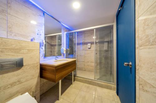 ein Badezimmer mit Waschbecken und Dusche in der Unterkunft Bodrum Holiday Resort & Spa in Bodrum City