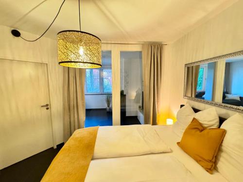 Un pat sau paturi într-o cameră la Black Garden Loft - Design Apartment Bad Krozingen