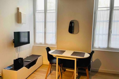 Studio moderne rénové tesisinde bir televizyon ve/veya eğlence merkezi