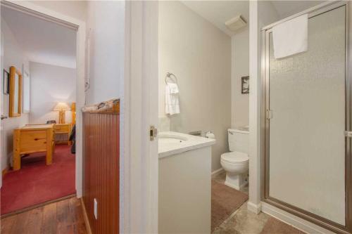 Koupelna v ubytování RMR: Gros Ventre A5 Condo in Teton Village