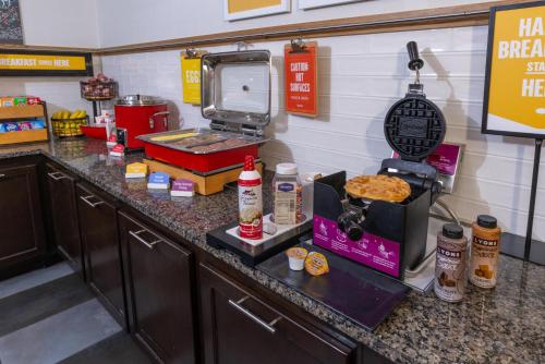 Kuchyň nebo kuchyňský kout v ubytování Hampton Inn Tampa International Airport/Westshore