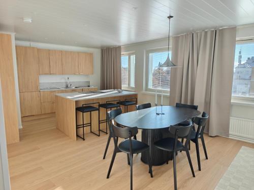a kitchen and dining room with a table and chairs at Penthouse Kemi in Kemi