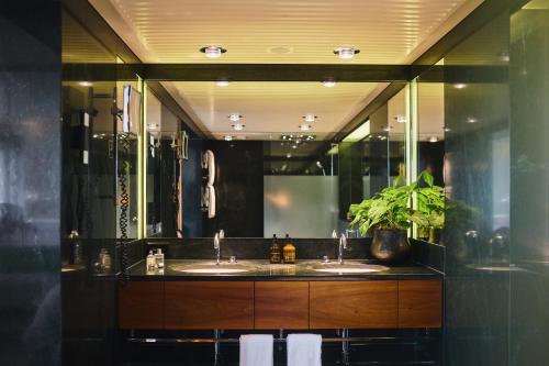 Un baño con dos lavabos y un espejo grande. en Widder Hotel - Zurichs Luxury Hideaway, en Zúrich