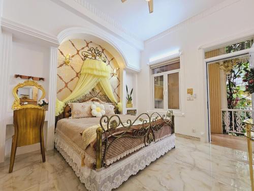 Postel nebo postele na pokoji v ubytování Biệt thự villa căn hộ homestay nguyên căn Lâu Đài Nhỏ Đà Lạt giá rẻ- 249m2