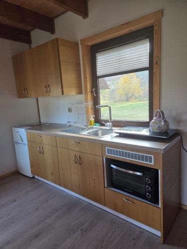 Η κουζίνα ή μικρή κουζίνα στο Domki w Kokoszce z sauną i jacuzzi