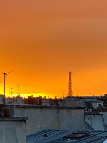 Penthouse with Terrasse and view on Eiffel tower