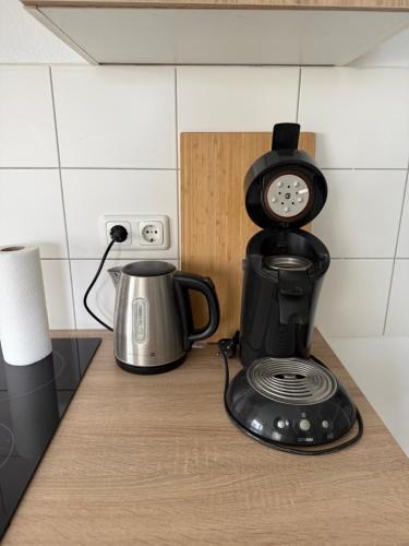 Příslušenství pro přípravu čaje a kávy v ubytování Tropical Room - Self Check In - Bad Nauheim