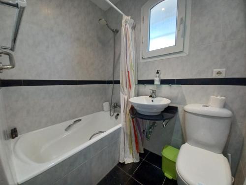 een badkamer met een bad, een wastafel en een toilet bij PINOS 20 MENYBER in Nerja