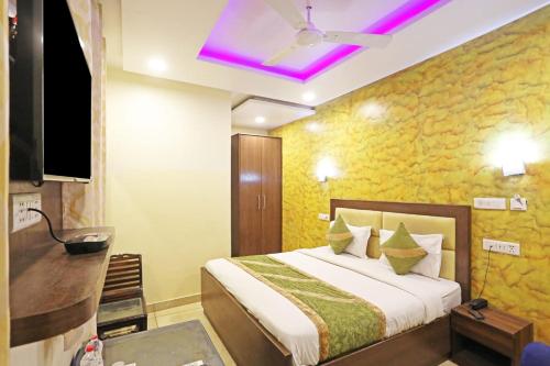 Postel nebo postele na pokoji v ubytování Stay Residency - Green Park Metro Gate 1