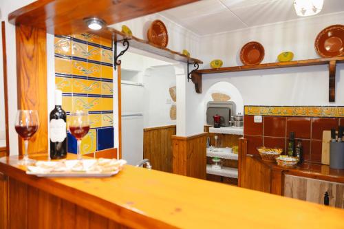 Una cocina con una encimera con copas de vino. en Rural Casa Caravaca, Bajo, Campo San Juan, Moratalla, en La Risca