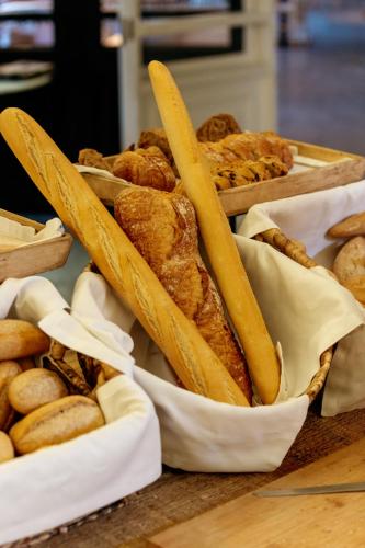 Comida en o cerca de este hotel