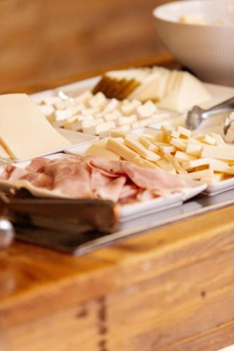 Un primer plano de un teclado y queso sobre una mesa. en Hotel Almirante, en Alicante