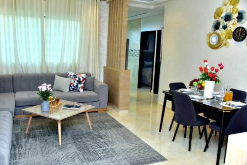 una sala de estar con un sofá y una mesa en Modern and cozy apartment in the heart of Kenitra, en Kenitra