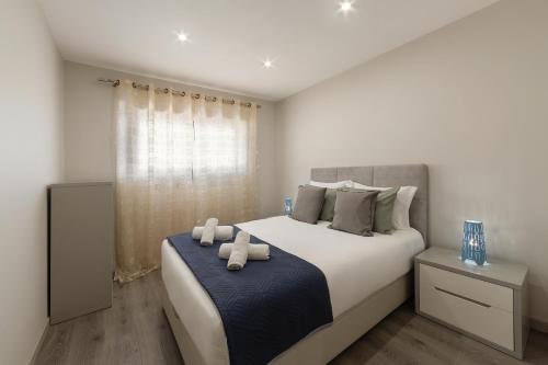 a bedroom with a bed with two towels on it at Casa Azul in Ferrel