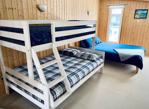 een slaapkamer met twee stapelbedden in een kamer bij Cozy Garden House with a Sauna in Tallinn