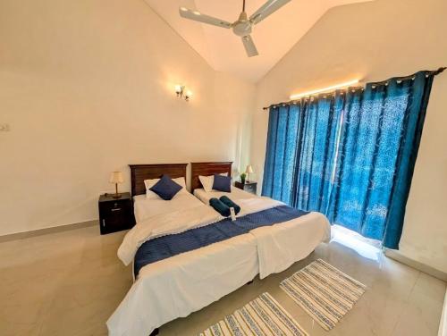 Postel nebo postele na pokoji v ubytování 3BHK Pool villa by Benaulim Beach, Mint Villa by Peace pod Hospitality