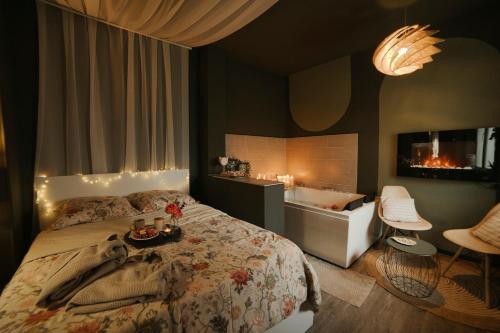 un dormitorio con una cama y una bañera en Bliss insolite Jacuzzi privée 5 min centre ville, en Mulhouse
