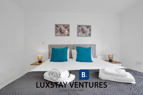 Postel nebo postele na pokoji v ubytování Spacious 2 BR Apartment - 2 Minutes to Station - 10 Minutes to Harry Potter Studios - 30 Minutes to London Euston - Ideal for Families & Business - Free Parking