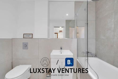 Koupelna v ubytování Spacious 2 BR Apartment - 2 Minutes to Station - 10 Minutes to Harry Potter Studios - 30 Minutes to London Euston - Ideal for Families & Business - Free Parking