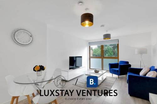 Et tv og/eller underholdning på Spacious 2 BR Apartment - 2 Minutes to Station - 10 Minutes to Harry Potter Studios - 30 Minutes to London Euston - Ideal for Families & Business - Free Parking