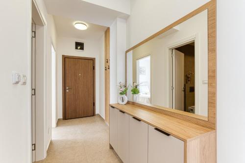 Un baño con un tocador con espejo y una puerta. en Seaside Cozy Apartment, en Boreti