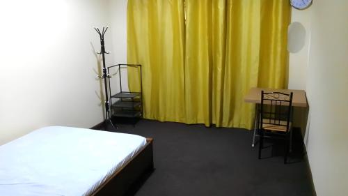 Una cama o camas en una habitación de Accra Guest House with WiFi