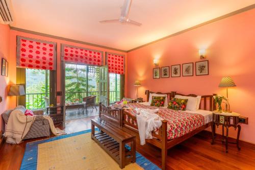 Giường trong phòng chung tại ama stays & Trails - 7 Pines, Kasauli