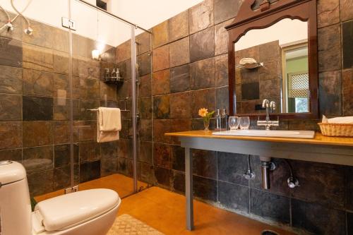 Phòng tắm tại ama stays & Trails - 7 Pines, Kasauli