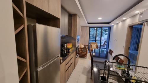 eine Küche mit einem Kühlschrank aus Edelstahl in einem Zimmer in der Unterkunft Luxurious apartment with all comforts in El Pary