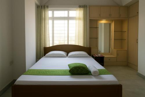 Postel nebo postele na pokoji v ubytování Rooftop Cityscape Inn