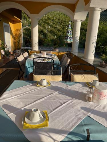 Un porche con dos mesas y sillas en Weingut - Ferienhaus Sonja Rohrbacher, en Gamlitz