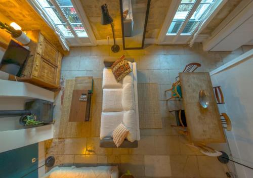 蒙彼利埃T4 Haussmannien Au Centre De Montpellier的带毛巾的浴室俯视图