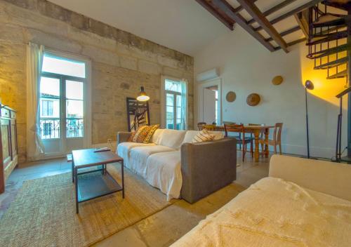 蒙彼利埃T4 Haussmannien Au Centre De Montpellier的客厅里有一张沙发和一张桌子。