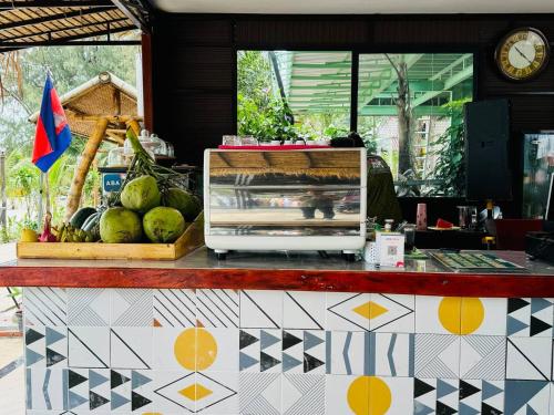 un mostrador con una exhibición de frutas y verduras en Real Koh Rong, en Kaôh Rŭng (3)