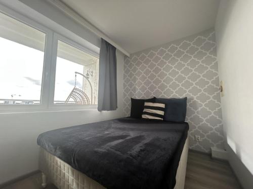 una camera da letto con un letto e una finestra di Apartament w RedLovie a Gdynia