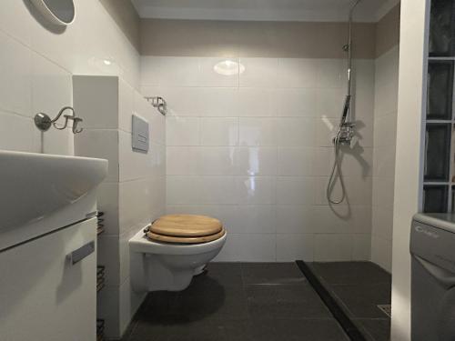 e bagno con servizi igienici, doccia e lavandino. di Apartament w RedLovie a Gdynia