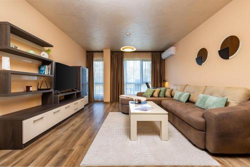 Warm and Spacious 1BR Apt - Brownie