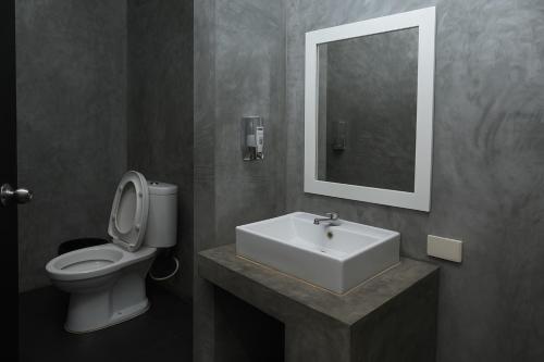 Ένα μπάνιο στο Burning Flame Patong