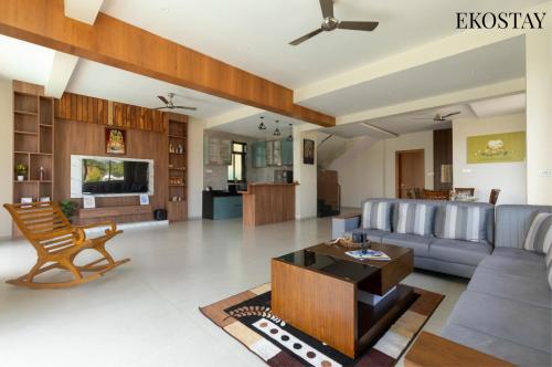 潘奇加尼EKOSTAY - Terra Cotta Villa的客厅里有一张沙发和一张桌子。